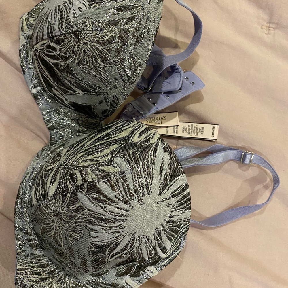 Never worn Victoria’s Secret push up bra 34C